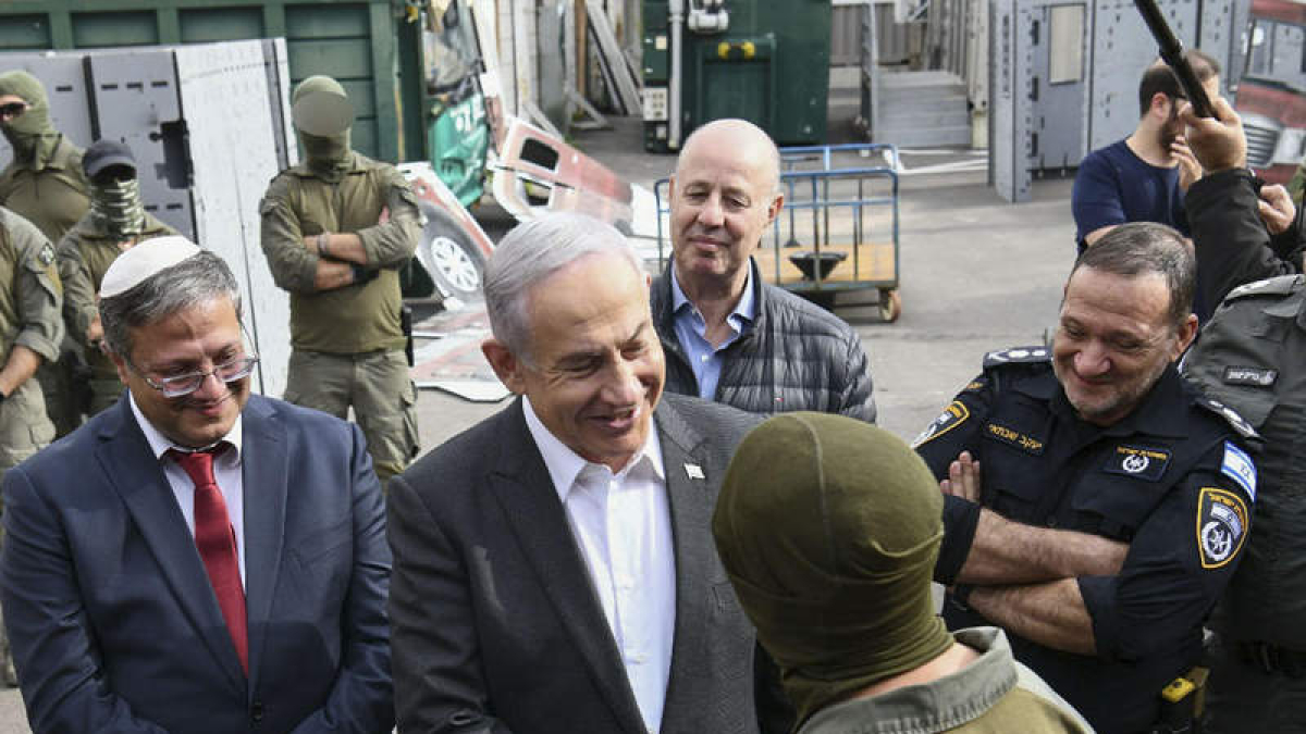 Netanyahu (c), visita a las fuerzas de rescate de dos rehenes en Rafah. EFE