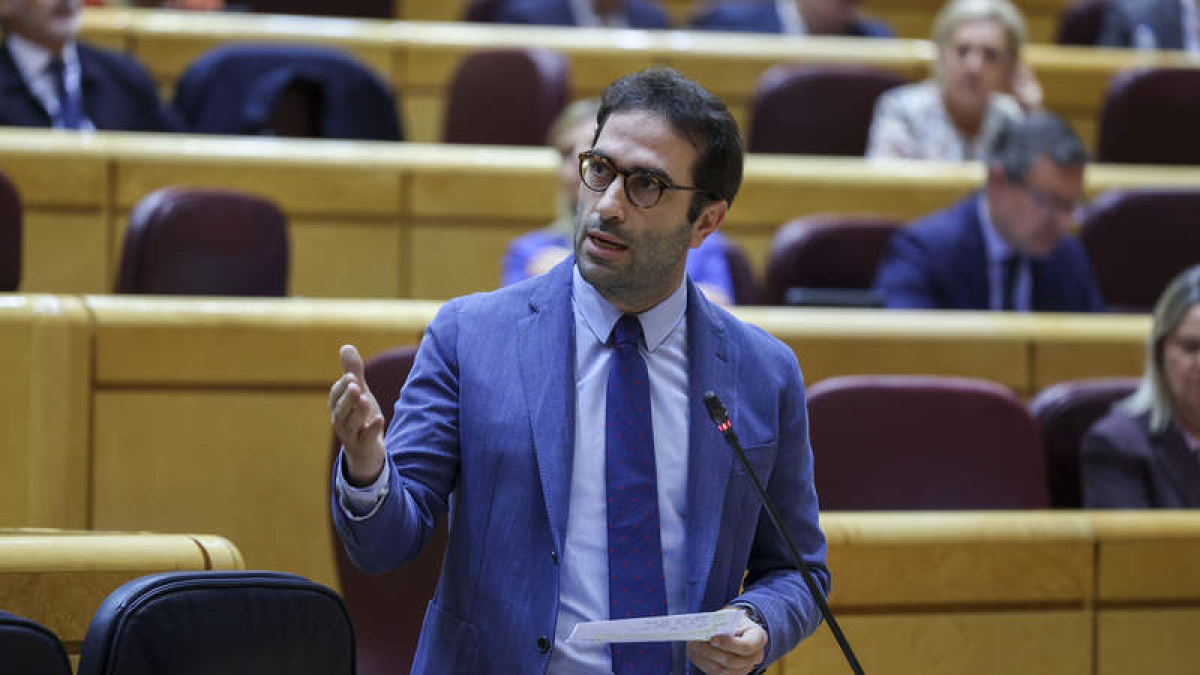 El ministro de Economía, Carlos Cuerpo, durante una sesión de control al Gobierno. KIKO HUESCA
