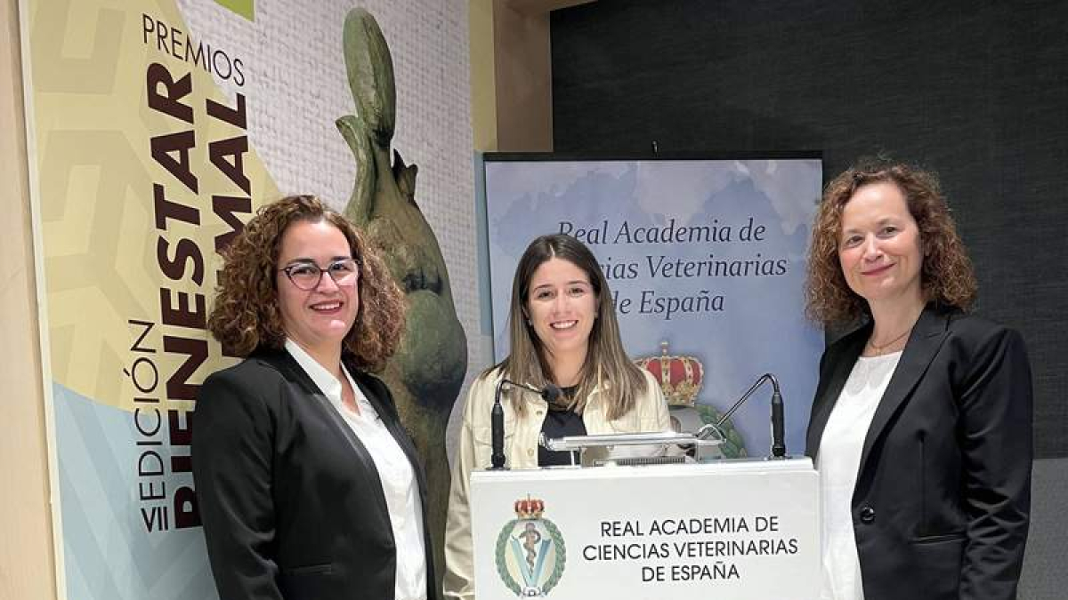 Alba Martín flanqueada por las investigadoras Cristina Saro (izda) y María José Ranilla. DL