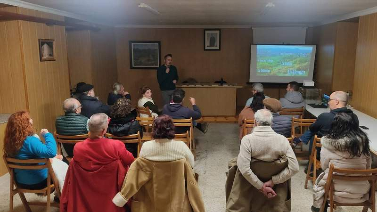 Un momento de una de las conferencias sobre el ‘lliunés’.  DL