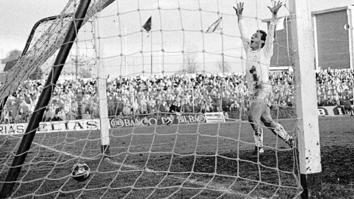 Marianín celebra un gol de la Cultural en el viejo Amilivia. DL