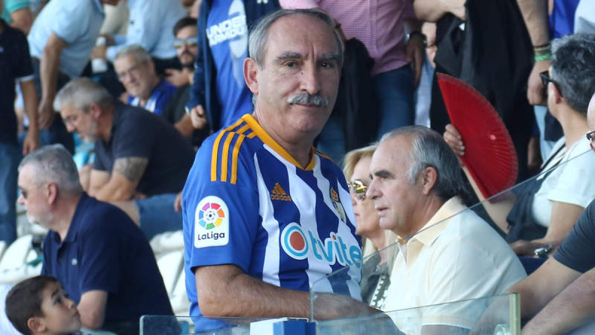 Ventura Casas, en uno de los partidos a los que ha acudido esta temporada al estadio El Toralín para animar a la SD Ponferradina.