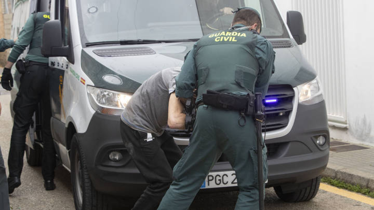 Agentes de la Guardia Civil trasladan a los juzgados de Barbate (Cádiz) al piloto de la narcolancha, Francisco Javier M.P., Kiko 