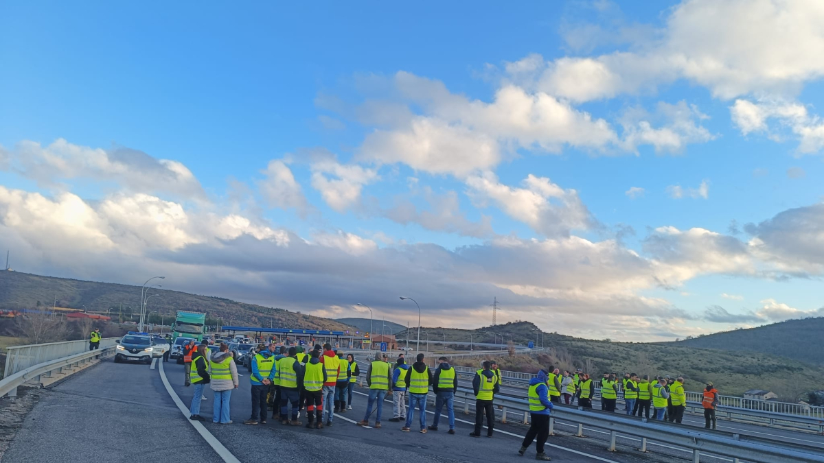 Los agricultores invaden la calzada en la AP-66 en La Magdalena.