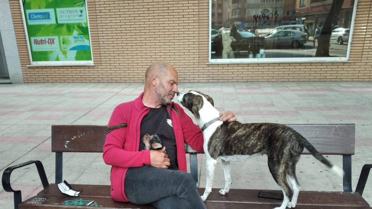 Salvador Armesto con Paca antes de serle confiscada.  DL