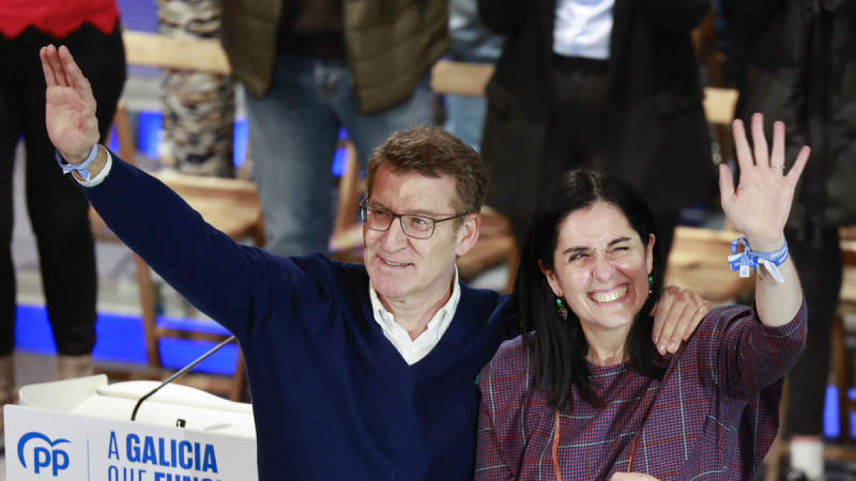 Alberto Núñez Feijóo, junto a la secretaria general del PP de Galicia, Paula Prado. LAVANDEIRA JR.