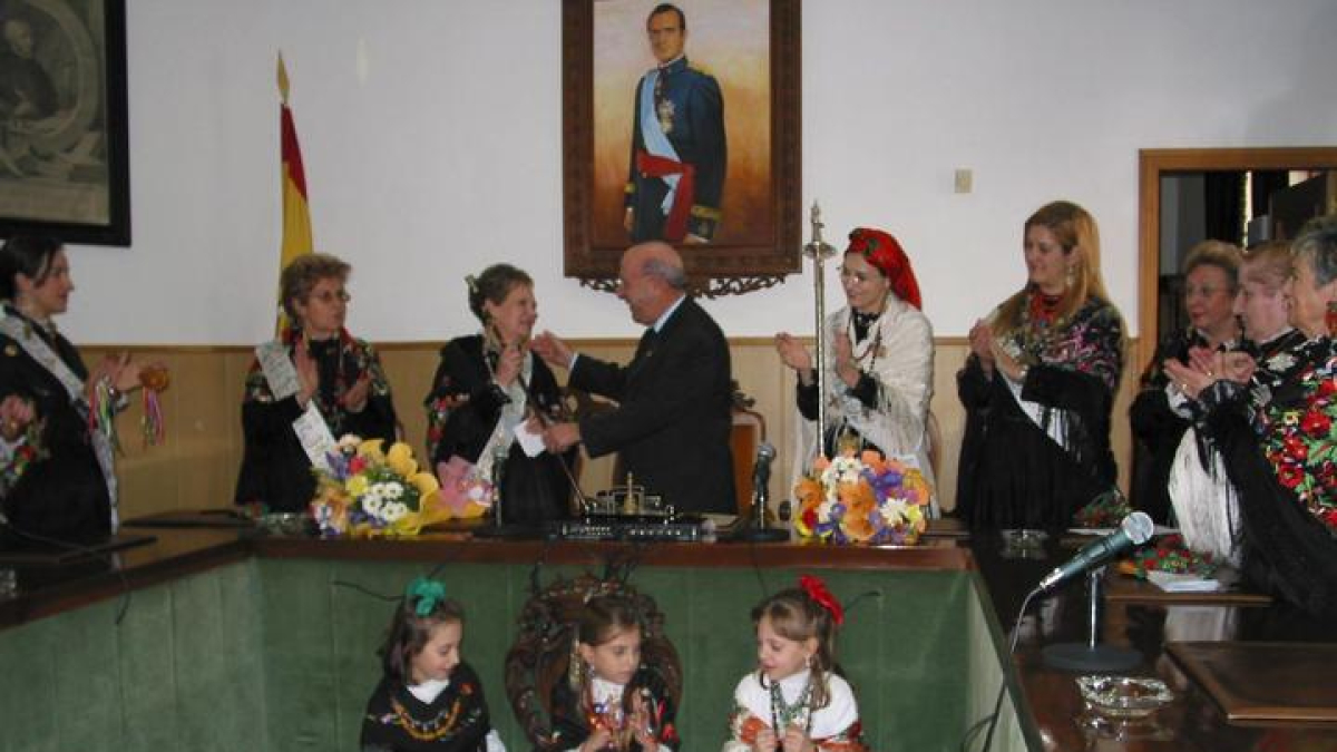 Marina Pollán (tercera por la izquierda) en una foto de 2004 en la celebración de las Águedas de La Bañeza.