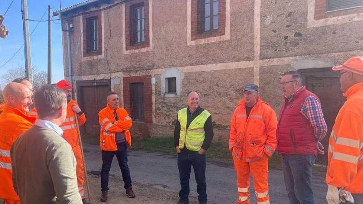 Visita del diputado al personal de la brigada de Astorga. DL