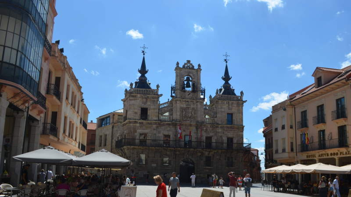 Fachada del Ayuntamiento de Astorga.  DL