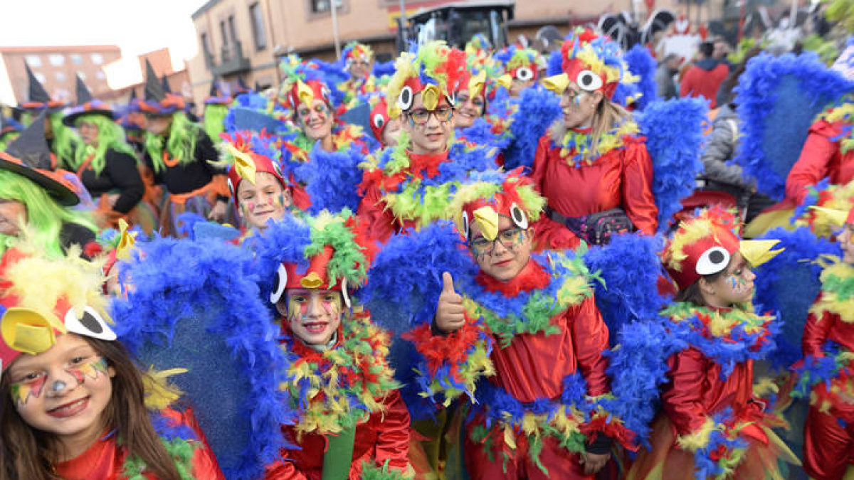 La explosión de color y diversión reventó las calles de la ciudad bañezana.