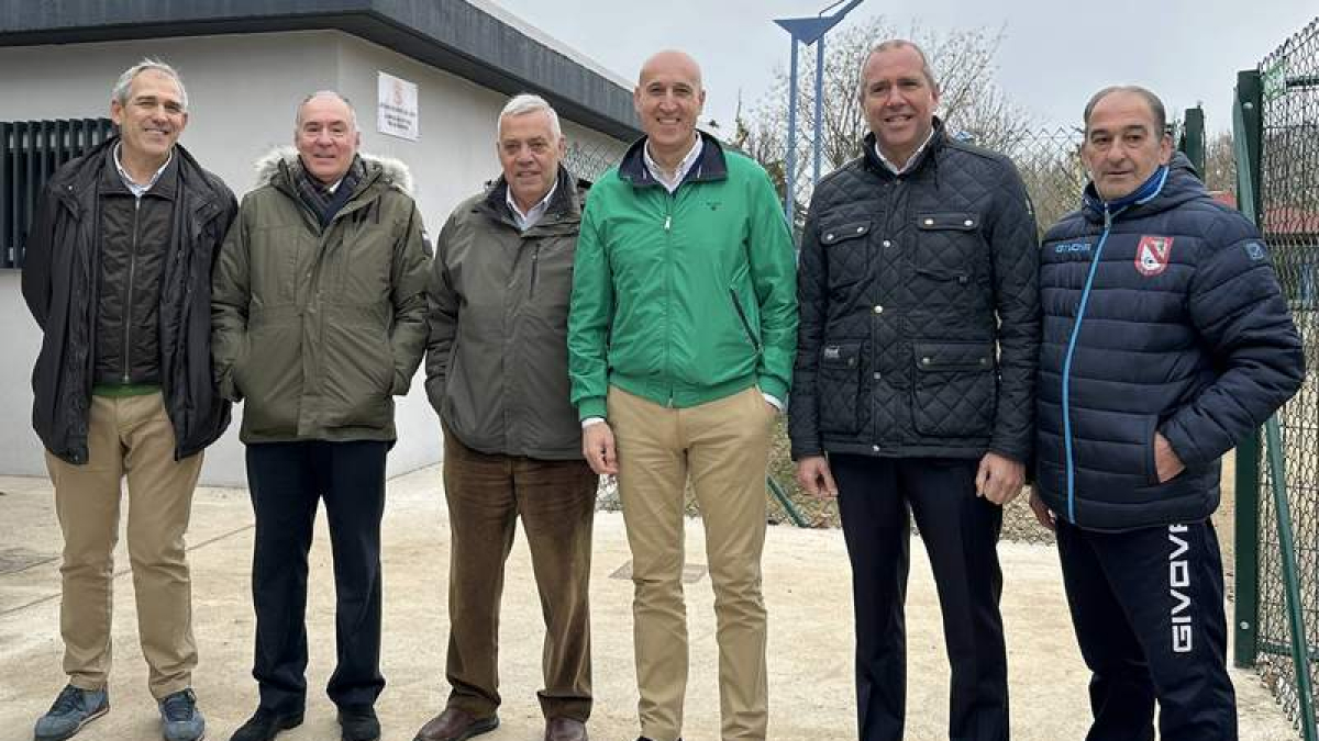 Responsables del CD Ejido y el Ayuntamiento de León.  DL