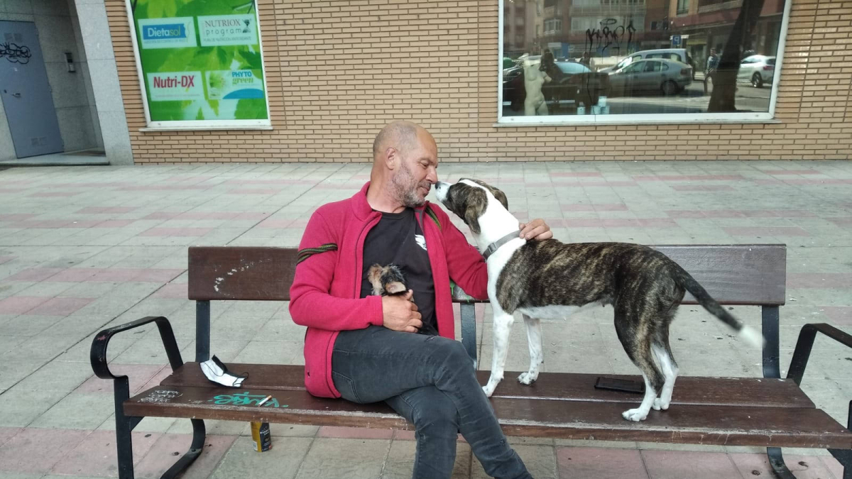 Salvador Armesto con Paca antes de serle confiscada