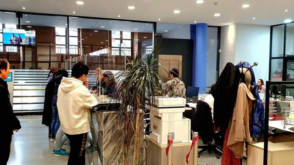 Actividad en el área del Registro municipal ayer por la mañana con el estreno de la reorganización.  DL