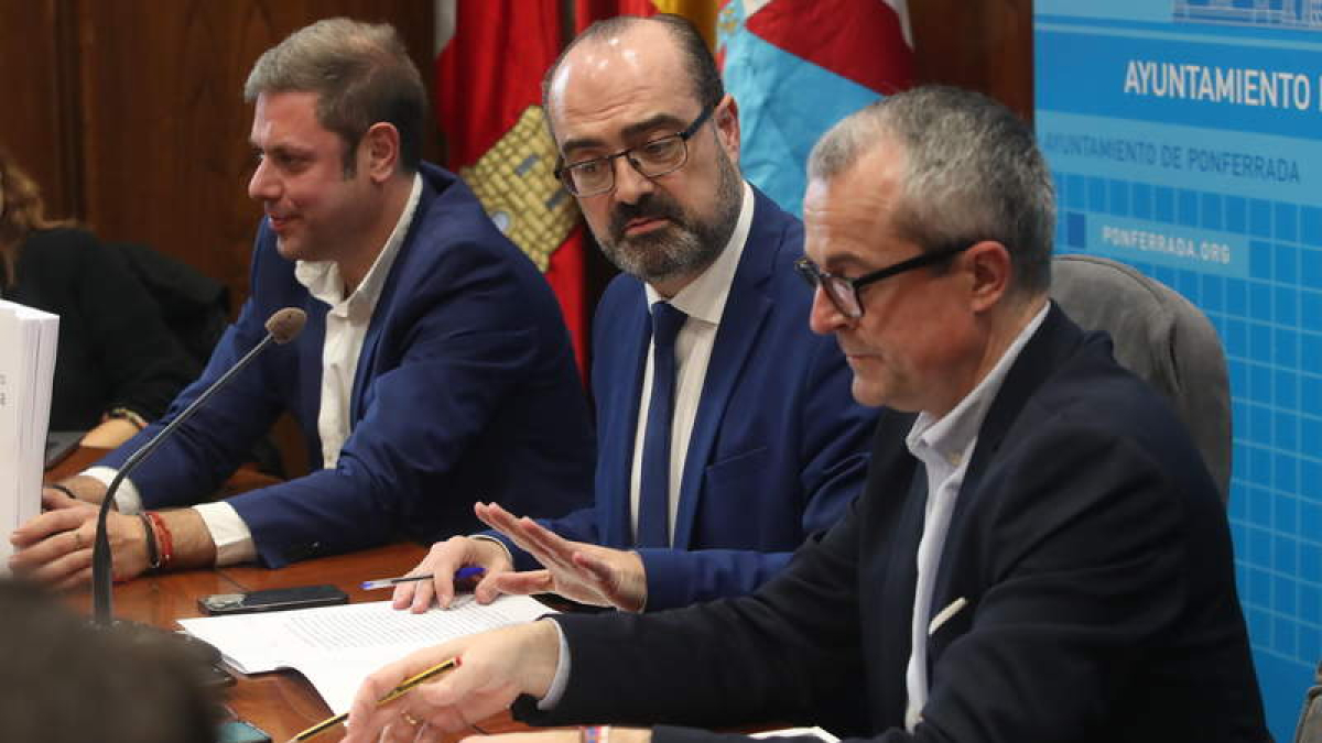 El alcalde de Ponferrada, Marco Morala, en el centro.