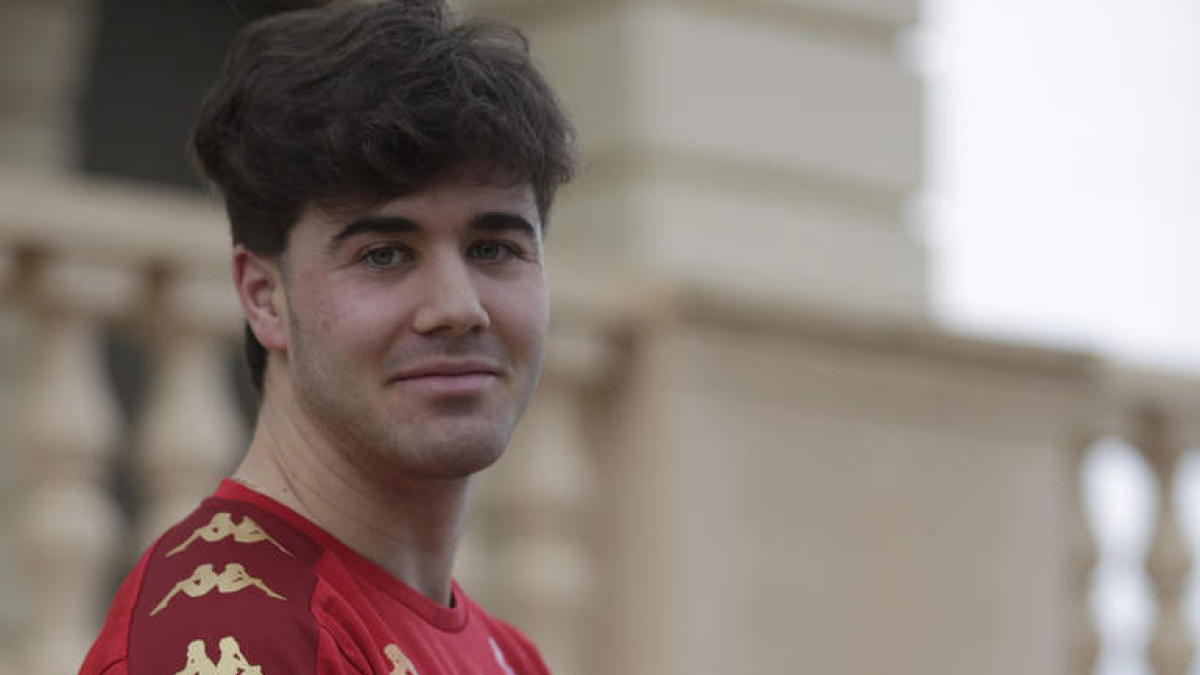 Carlos Álvarez, extremo del Abanca Ademar, es el máximo goleador actual de la Liga.  FERNANDO OTERO