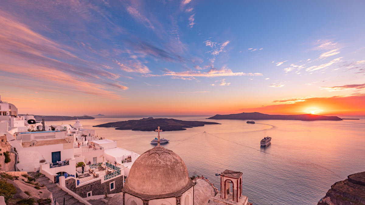 Cae la tarde en la isla de Santorini (Grecia), en su capital, Fira.