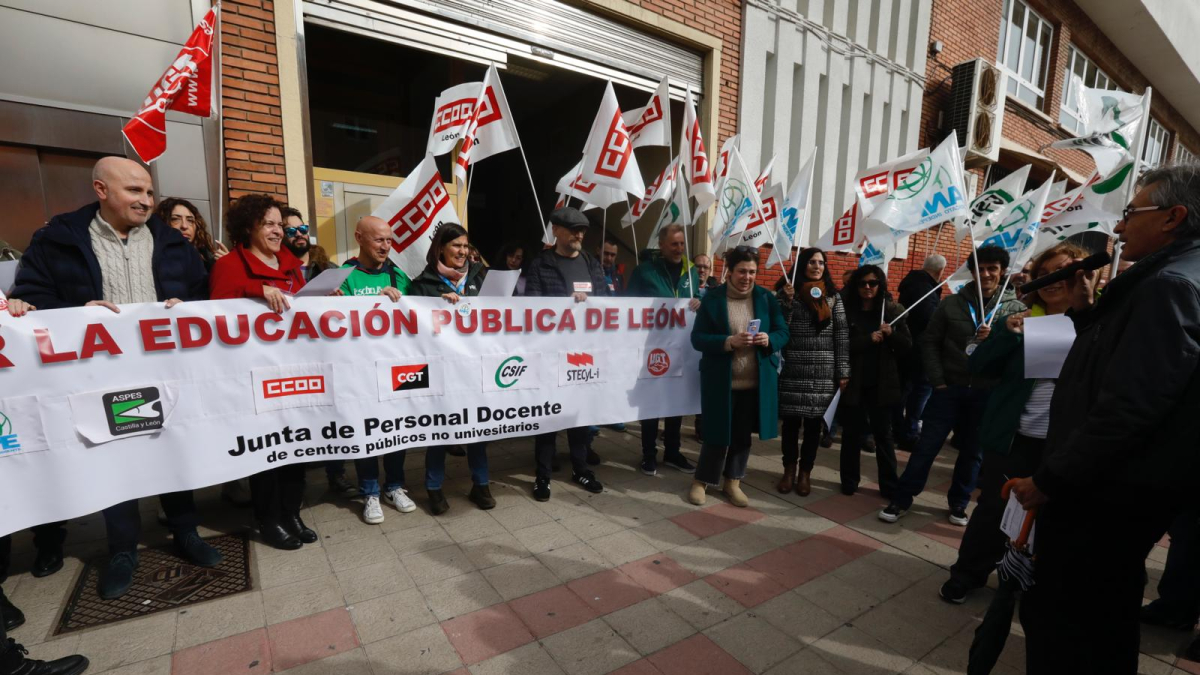 Protesta a las puertas de la Dirección Provincial de Educación.
