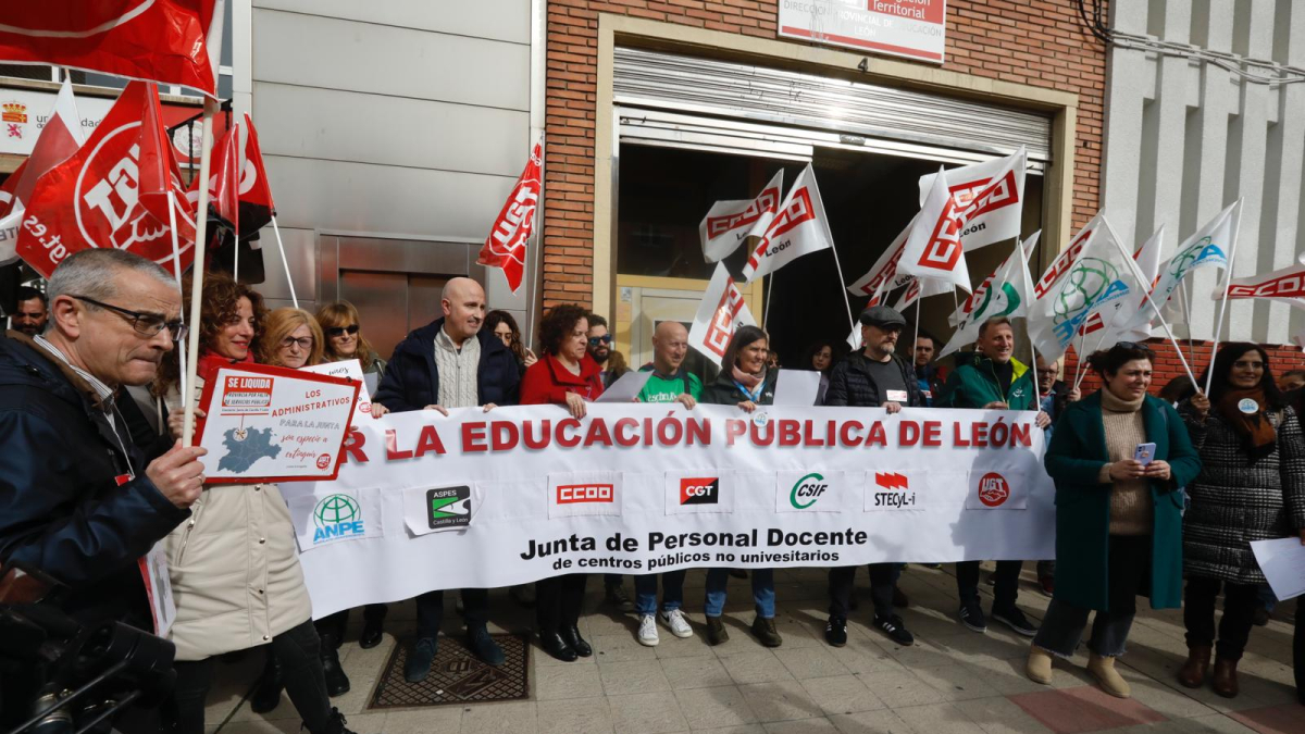 Protesta a las puertas de la Dirección Provincial de Educación.