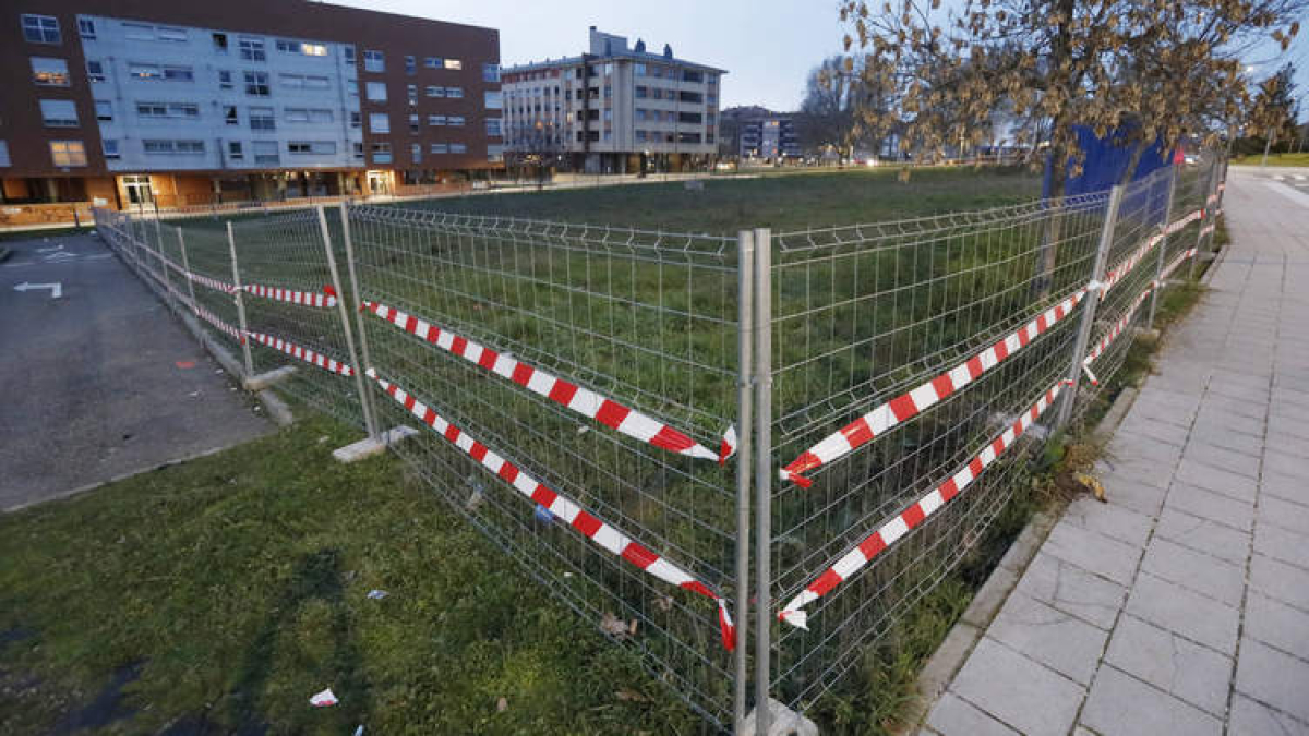 Las obras en la parcela, justo en la continuación del aparcamiento del centro deportivo de Eras, ya han empezado. RAMIRO
