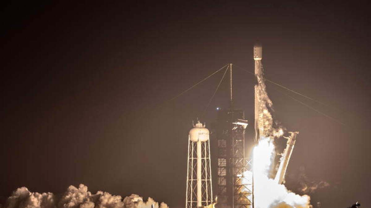 Momento del despegue del cohete Falcon 9 en Cabo Cañaveral. Cristobal Herrera-Ulashkevich / EFE