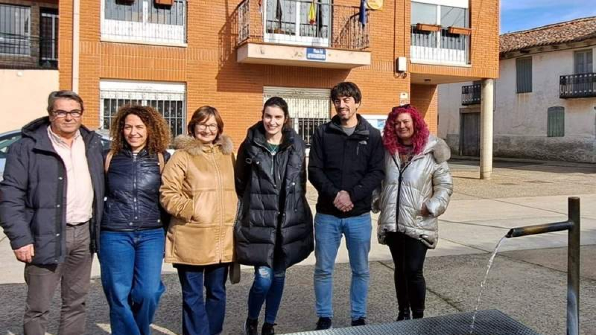 Equipo desplegado en Mansilla Mayor, con el teniente de alcalde, Pablo López Presa.  DL