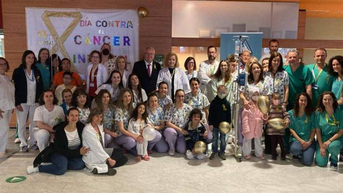 Personal de Pediatría y niños y niñas hospitalizados junto con el gerente, Alfonso R.-Hevia.  DL
