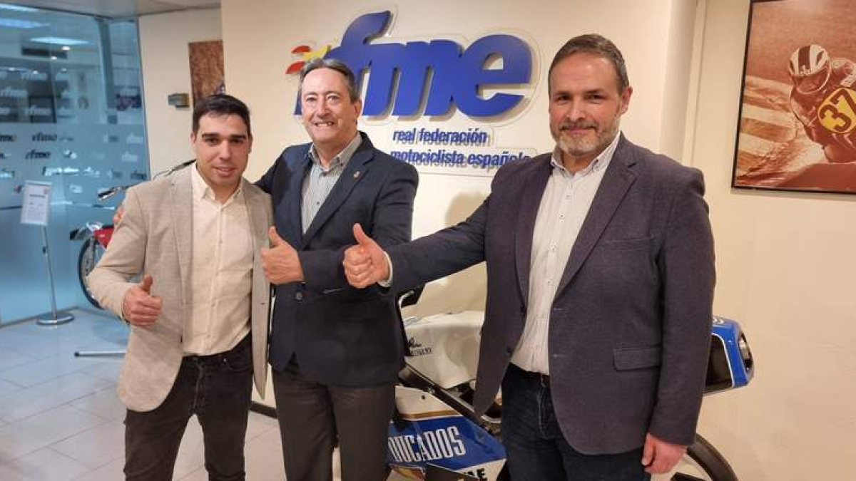 Sergio Vidales, Manuel Casado y José Luis del Riego en la sede de la Federación Española.  DL