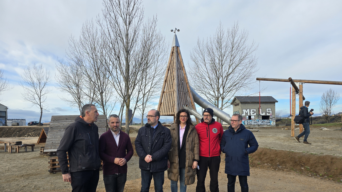 En el centro, Morala y Coca posan con técnicos municipales y el edil de CB David Pacios (segundo izda)
