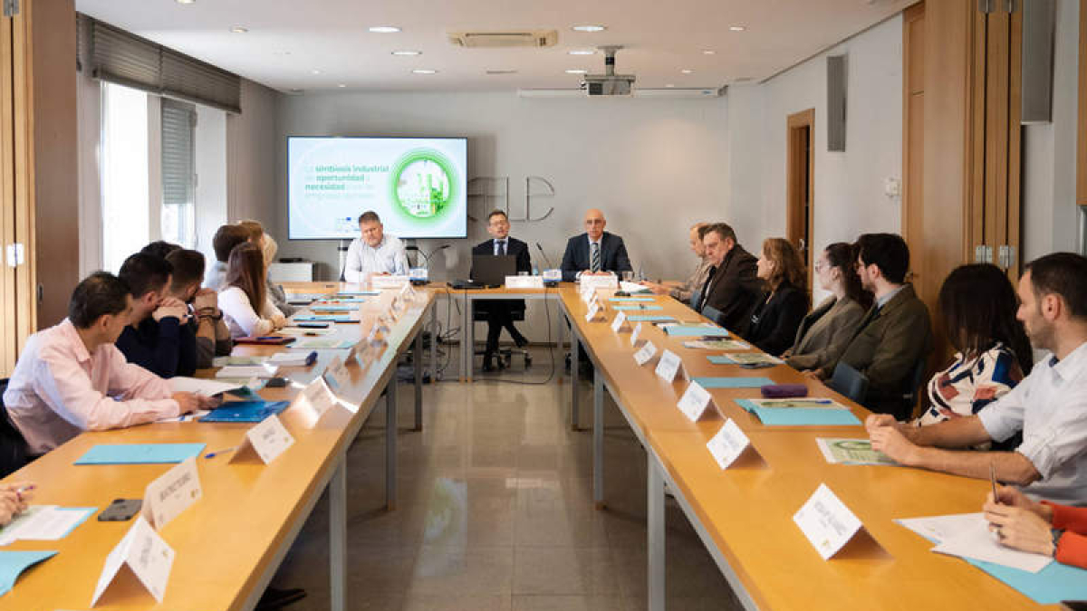 El catedrático González-Antón presentó el proyecto. DL