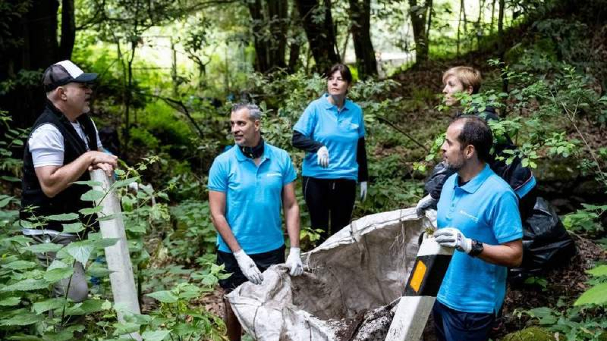 Voluntariado de CaixaBank en una acción ambiental. DL