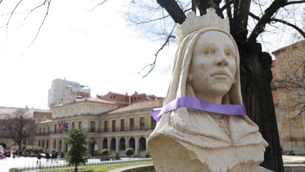 Estatua de doña Urraca en León.