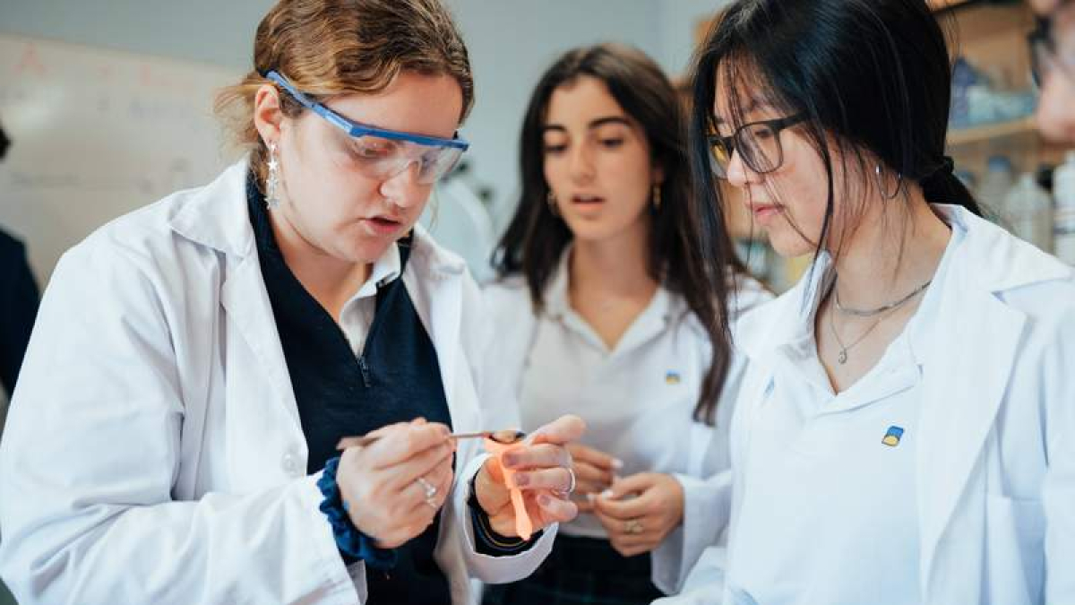Una profesora con varias alumnas del Peñacorada
