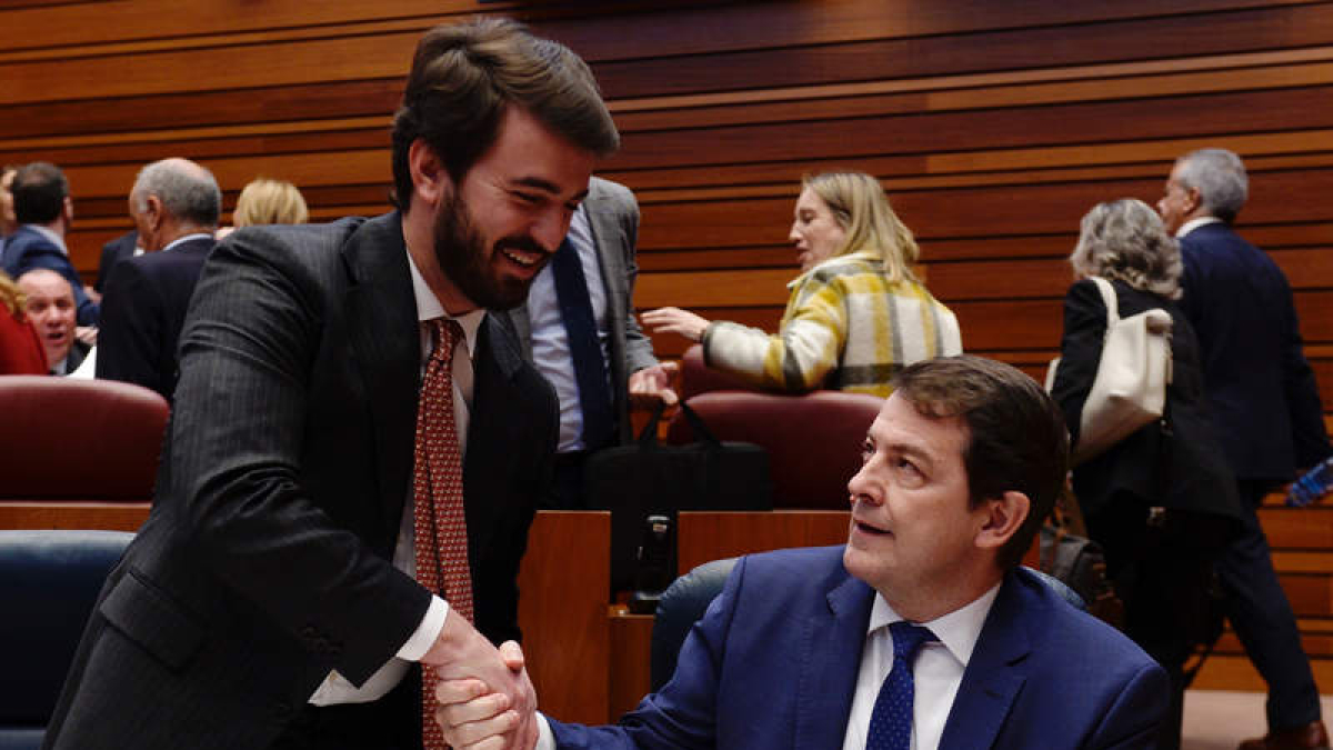 El presidente y el vicepresidente de la Junta deberán comparecen el próximo jueves para presentar las cuentas pactadas para el 2024.  NACHO GALLEGO
