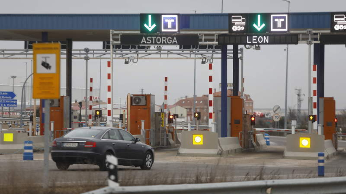 Cabinas de peaje en la AP-71, en los enlaces de Villadangos a la autopista de peaje. RAMIRO