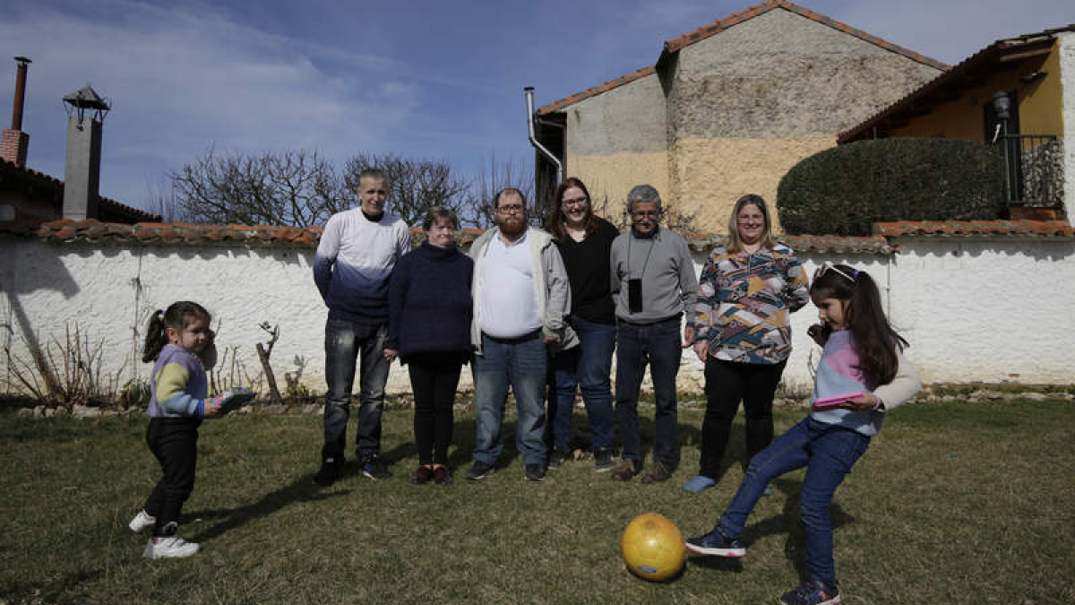 De izquierda a derecha: Isela, Toni, Leo, Andrés, Susana, Ovidio, Sonia y Nerea.  FERNANDO OTERO