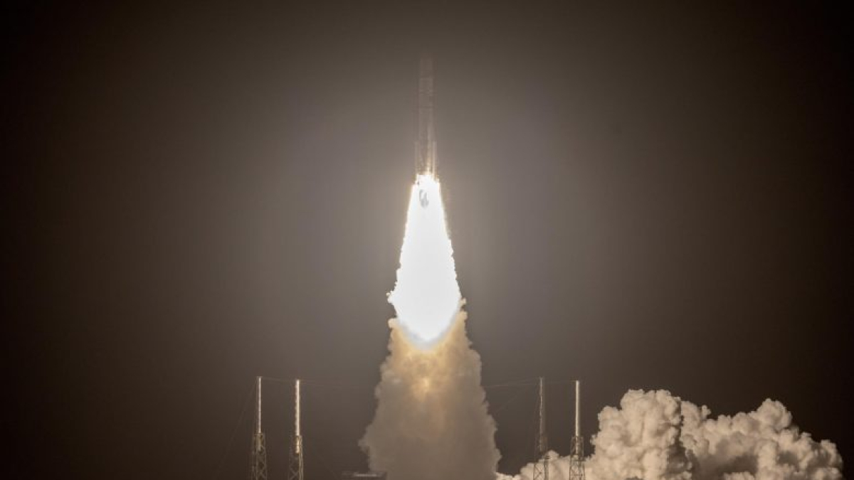 La agencia espacial de la India (ISRO) lanza con éxito el cohete 'travieso' que estudiará el clima.