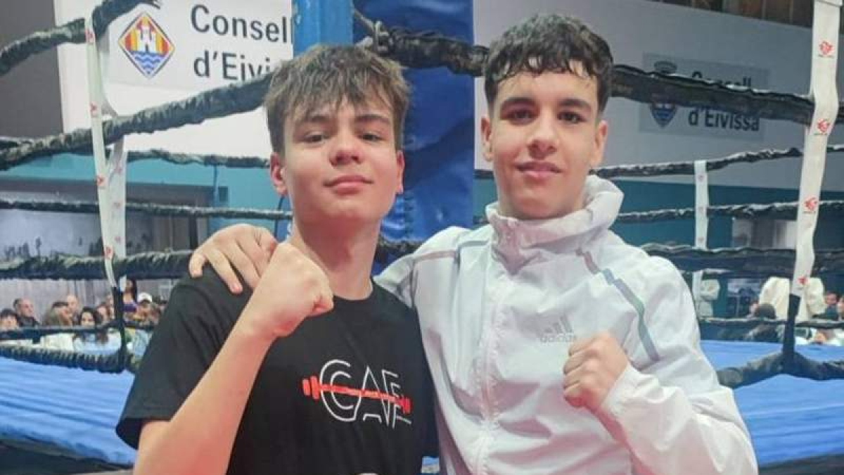 Cristian Asenov, a la izquierda, junto a su rival.  DL