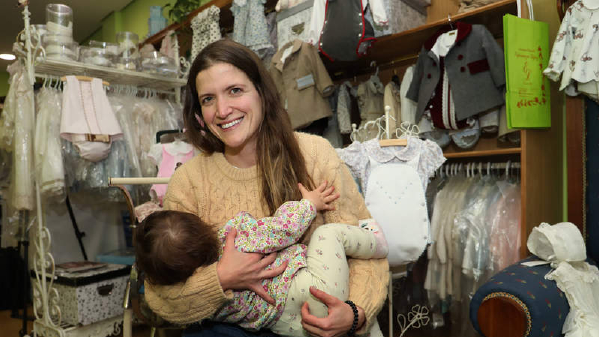 Esther Rodríguez da el pecho a su pequeña Valeria en un comercio de la capital palentina con sello MaterMap. BRÁGIMO