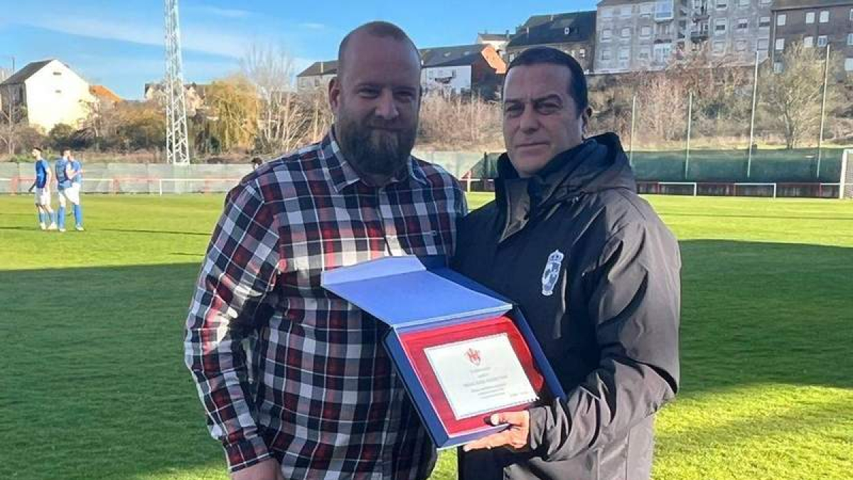 Álvarez Tomé recibió una placa de agradecimiento del presidente del Bembibre, Saúl Blanco.  JAVIER PÉREZ