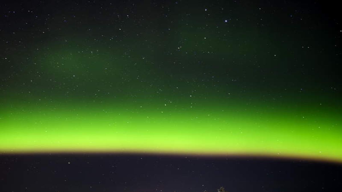Un bosque filandés bajo el arco de la aurora boreal. efe