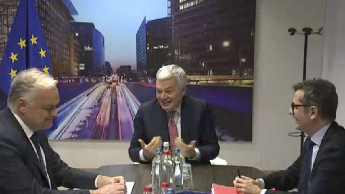 Captura de televisión del ministro español de la Presidencia y Justicia, Félix Bolaños (d), y el vicesecretario de Acción Institucional del PP, Esteban González Pons (i), durante su reunión este lunes con el comisario europeo de Justicia, Didier Reynders (c), para abordar la renovación y reforma del Consejo General del Poder Judicial.-EFE/ Comisión Europea