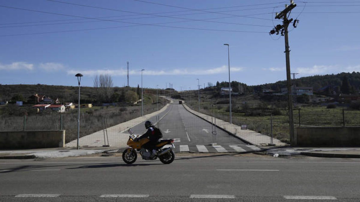 La nueva glorieta pinchará la avenida de León, en medio del pueblo de Carbajal de la Legua, a la altura del Cueto del Moro.  FERNANDO OTERO
