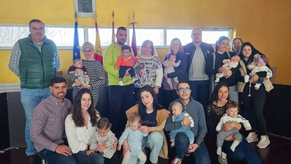 Parte de los agraciados con el cheque-bebé de Sariegos