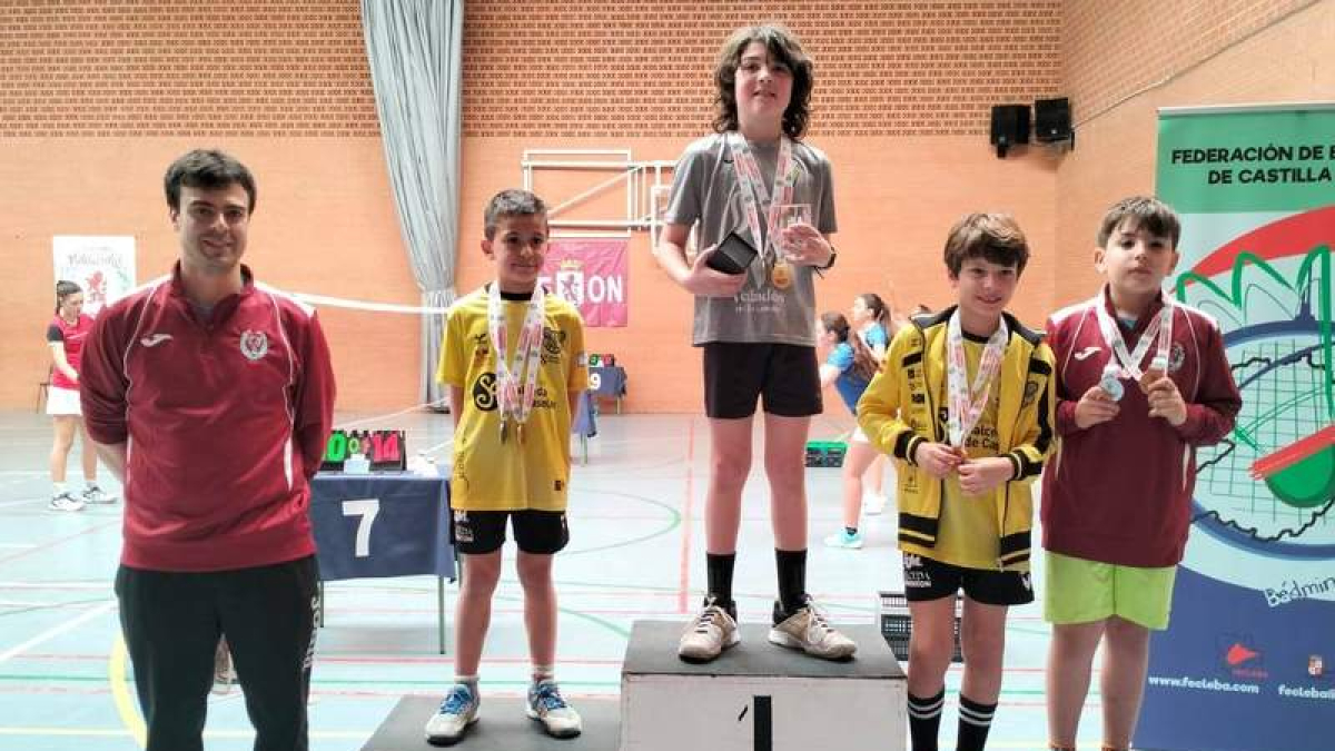 Uno de los podios del CB Ordoño II en el pabellón La Torre.  DL