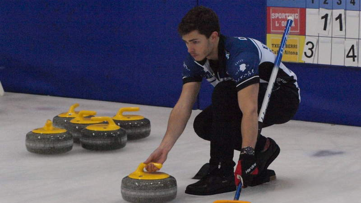 Eduardo de Paz cerró la primera fase del Nacional de Curling en Jaca como líder junto al Txuri Berri.  DL