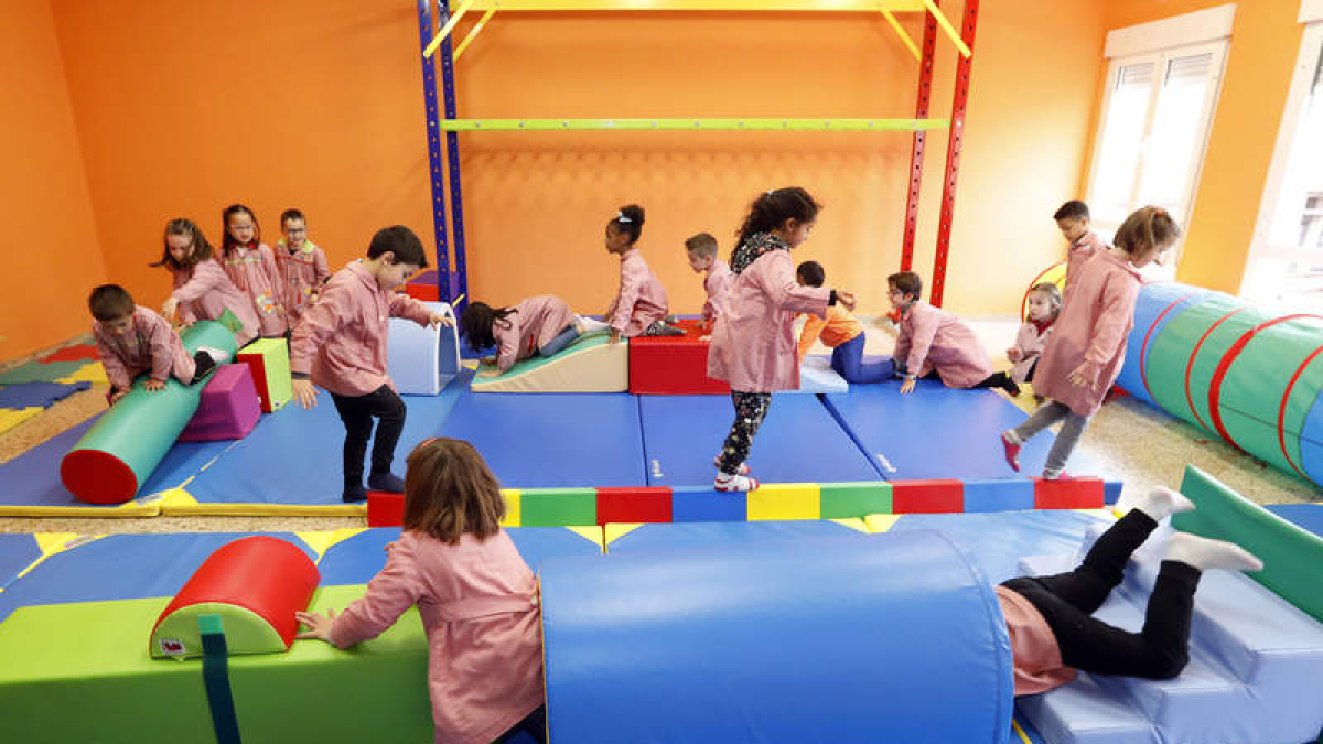 Alumnos de un centro educativo de la capital leonesa durante su clase de psicomotricidad. MARCIANO PÉREZ