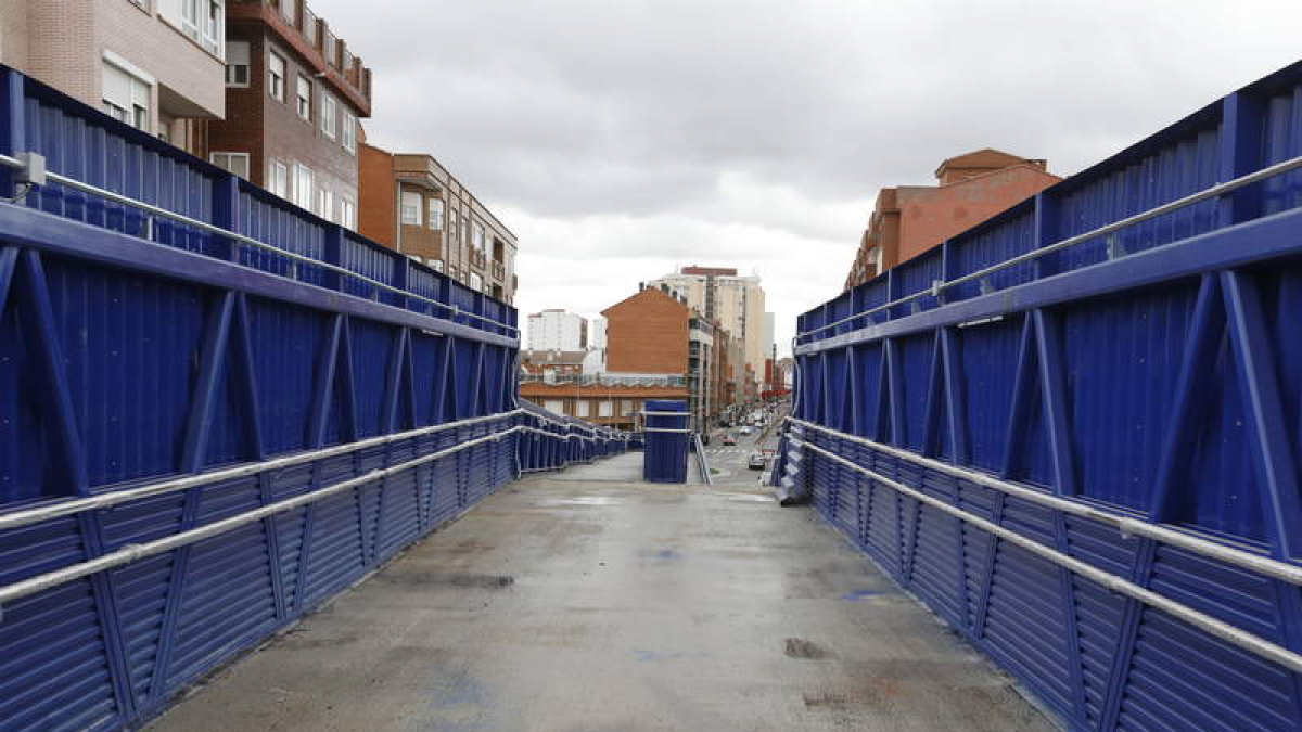 Pasarela azul, pendiente de reubicación por su asentamiento ilegal en Pablo Díez. MARCIANO PÉREZ