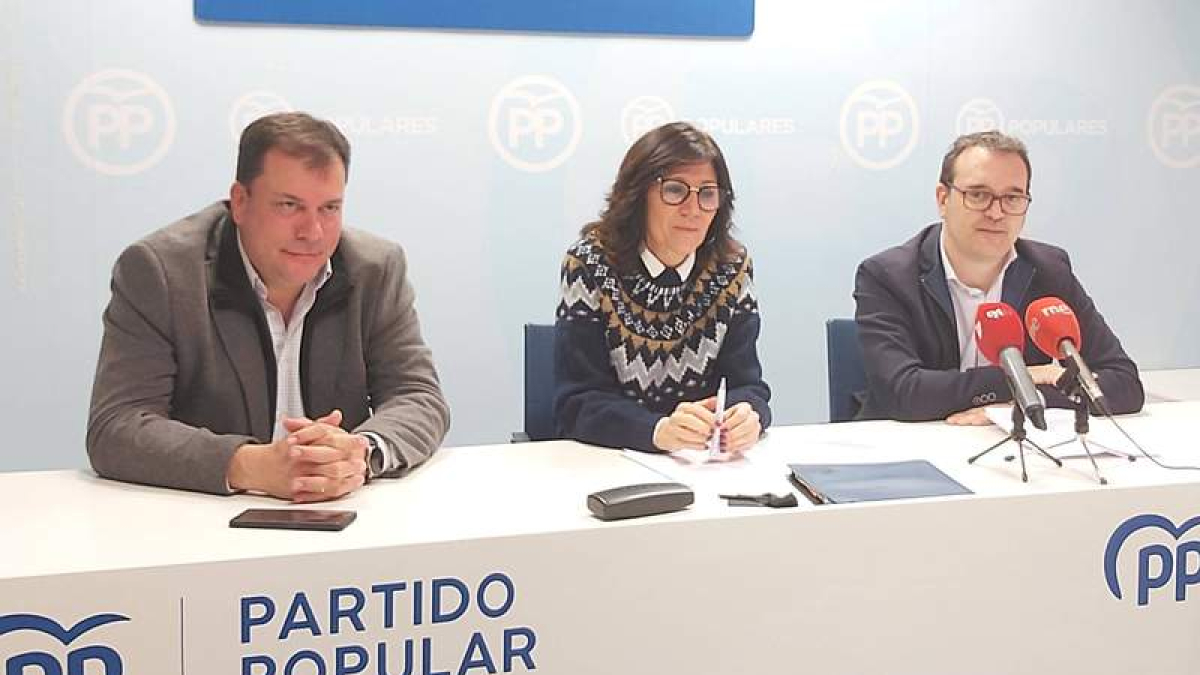 Antonio Mendoza,  Mercedes Cofreces y Ricardo Gavilanes, ayer.  DL