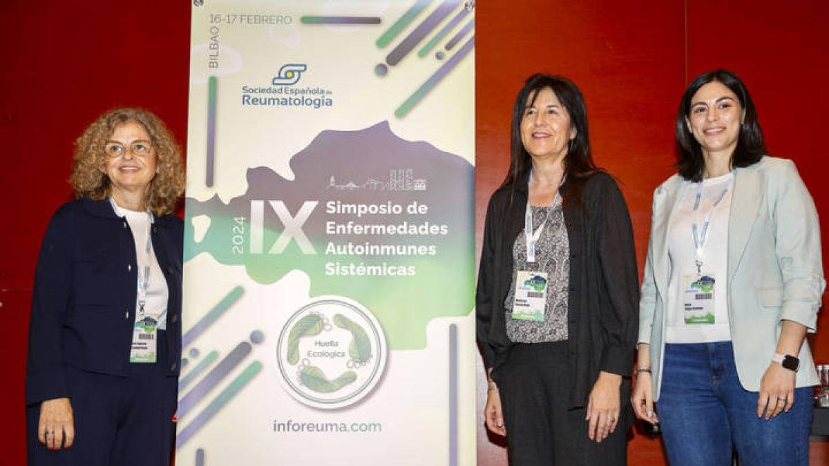 Mari Luz García, Luz García Vivas, Nuria Vergas en un simposio de Enfermedades Autoinmunes Sistémicas, en Bilbao.