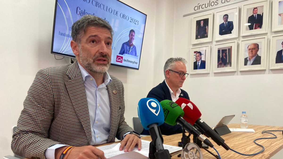 Julio Álvarez y Nicesio Álvarez, en la presentación del Círculo de Oro.